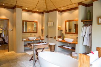 Denis Island Beach Villa Bathroom
