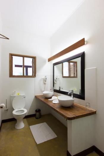 L'Hirondelle Guesthouse Bathroom